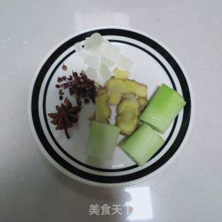 五花肉卤豆皮的做法步骤：2