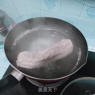 五花肉卤豆皮的做法步骤：1