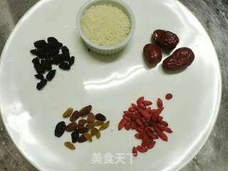 枸杞桑葚粥的做法步骤：1