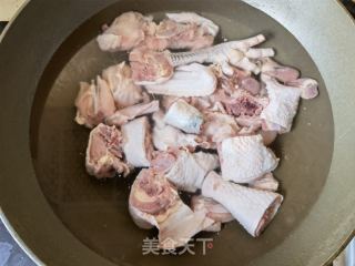 糯米笋炖土鸡的做法步骤：2