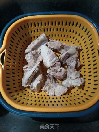 电饭煲腐乳排骨的做法步骤：2