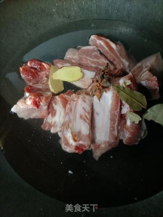 电饭煲腐乳排骨的做法步骤：1