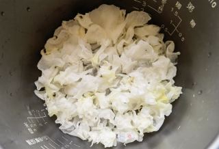 桂花木瓜银耳汤的做法步骤：2