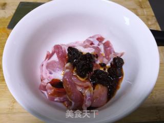 老干妈粉蒸肉的做法步骤：2