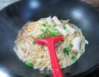 鸡蛋包心鱼卷汤面的做法步骤：7