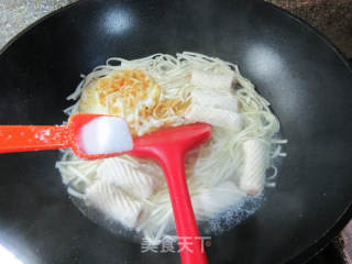 鸡蛋包心鱼卷汤面的做法步骤：5