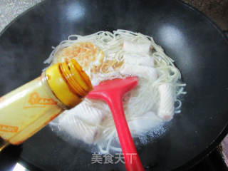 鸡蛋包心鱼卷汤面的做法步骤：4
