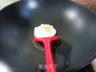 鸡蛋包心鱼卷汤面的做法步骤：2