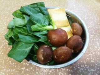 香菇青菜炒豆干的做法步骤：1
