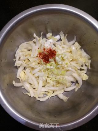 油泼拌白菜的做法步骤：2