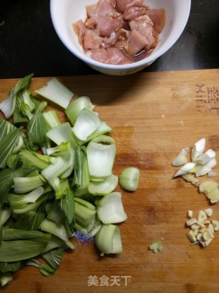 家常炒油菜的做法步骤：1