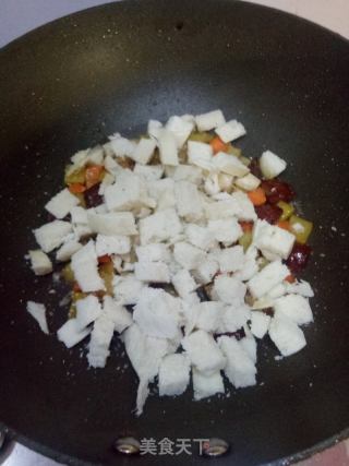 广式腊肠炒馒头的做法步骤：5