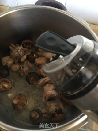 花菇焖鸡的做法步骤：7