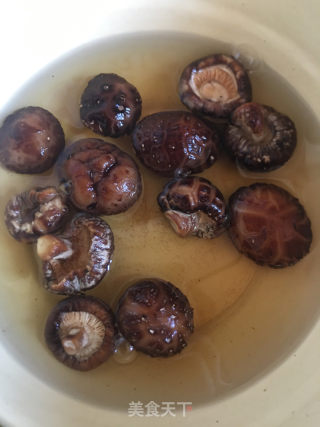 花菇焖鸡的做法步骤：1