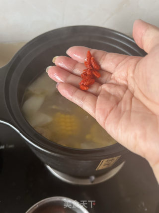 白萝卜玉米排骨汤的做法步骤：18