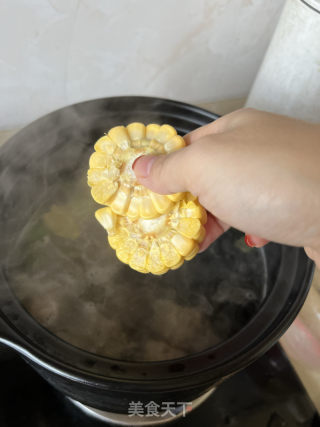 白萝卜玉米排骨汤的做法步骤：11