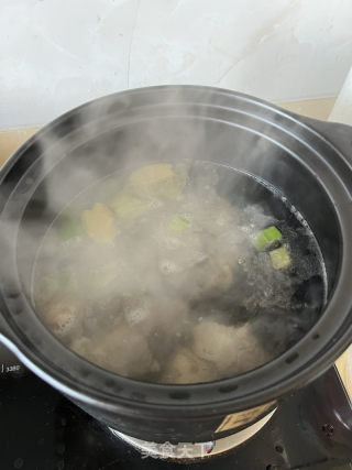 白萝卜玉米排骨汤的做法步骤：9