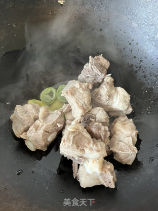 白萝卜玉米排骨汤的做法步骤：7
