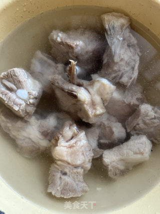 白萝卜玉米排骨汤的做法步骤：5