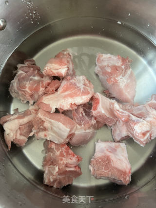 白萝卜玉米排骨汤的做法步骤：3
