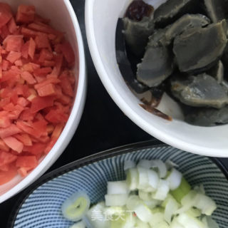 菠菜皮蛋瘦肉粥的做法步骤：2
