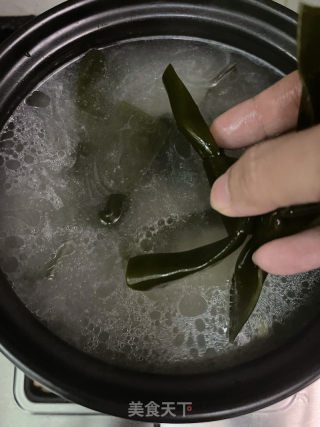 海带黄豆排骨汤的做法步骤：8