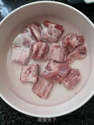 海带黄豆排骨汤的做法步骤：3