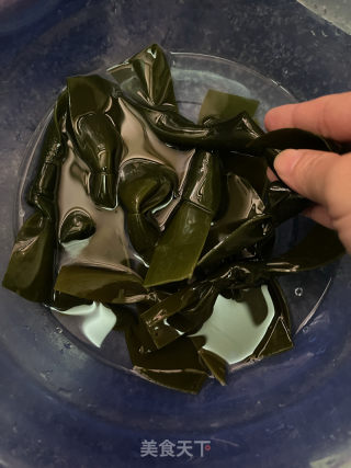 海带黄豆排骨汤的做法步骤：2