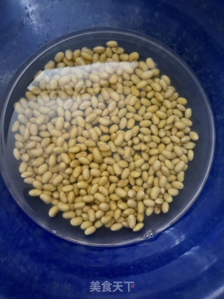 海带黄豆排骨汤的做法步骤：1