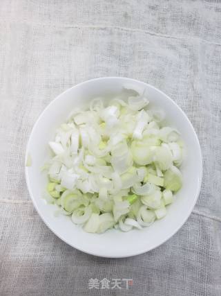 嫩滑鲜香酱油炒蛋的做法步骤：2