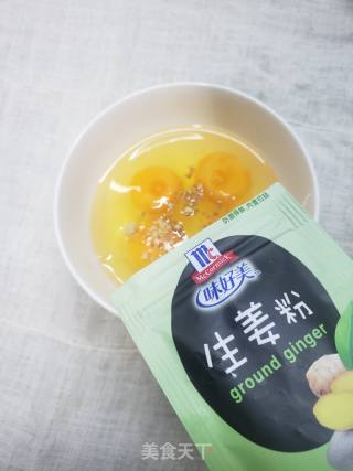 嫩滑鲜香酱油炒蛋的做法步骤：1