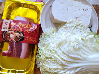 火腿炖白菜豆腐的做法步骤：1
