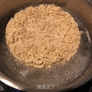 煎蛋牛肉卷煮泡面的做法步骤：5