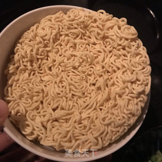 煎蛋牛肉卷煮泡面的做法步骤：1
