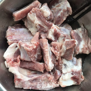 土锅啤酒炖排骨的做法步骤：1