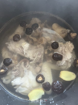 墨鱼干香菇鸡汤的做法步骤：10