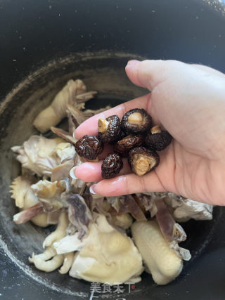 墨鱼干香菇鸡汤的做法步骤：9