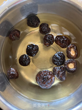 墨鱼干香菇鸡汤的做法步骤：3