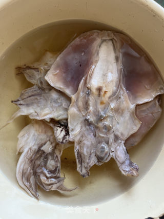 墨鱼干香菇鸡汤的做法步骤：1