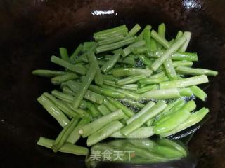 干煸四季豆烧肉的做法步骤：2