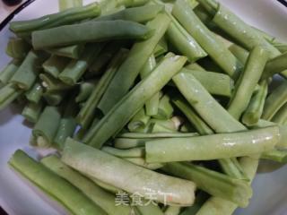 干煸四季豆烧肉的做法步骤：1