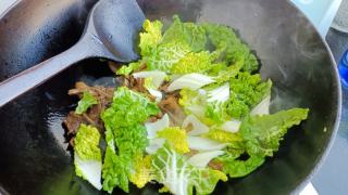 极简不失美味——榛蘑炒奶白菜的做法步骤：7