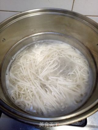 葱油白菜挂面汤的做法步骤：1