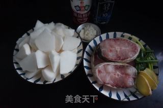 萝卜炖鱼的做法步骤：1