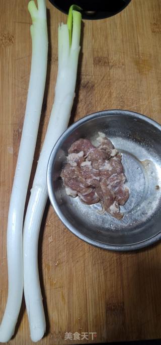 大葱炒肉片的做法步骤：1