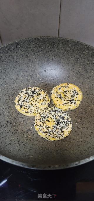 豆沙馅芝麻南瓜饼的做法步骤：9