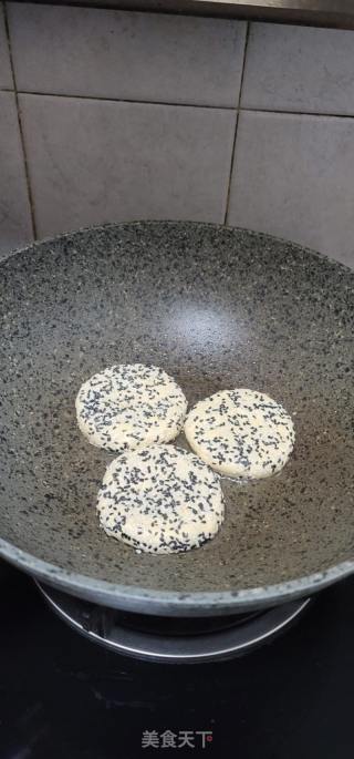 豆沙馅芝麻南瓜饼的做法步骤：8