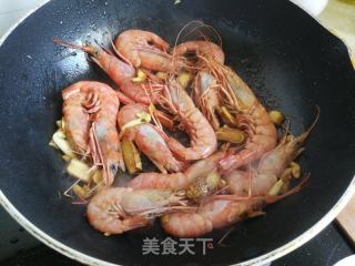 红虾鸡蛋面的做法步骤：3