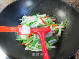 油豆角炒萝卜的做法步骤：7
