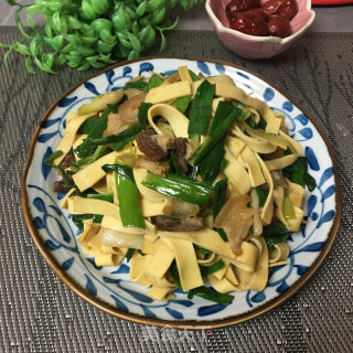 油渣青蒜炒豆皮的做法步骤：10